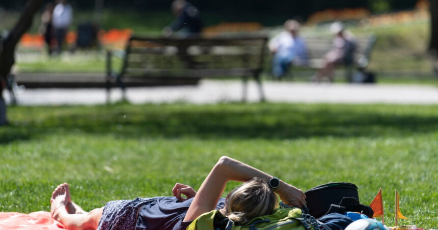 vremea se incalzeste din nou in weekend meteorolgii anunta cand sunt asteptate din nou ploi si vijelii 6a50ad5433f8c