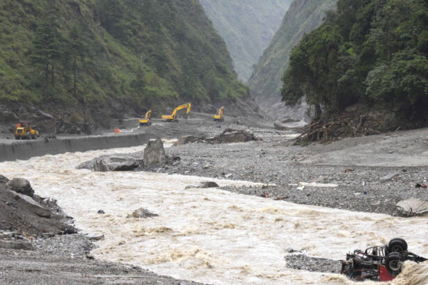 alerta la granita dintre china si nepal lacul format dupa prabusirea unui ghetar a inceput sa se reverse salvatorii au fost retrasi 6a9131c13a374