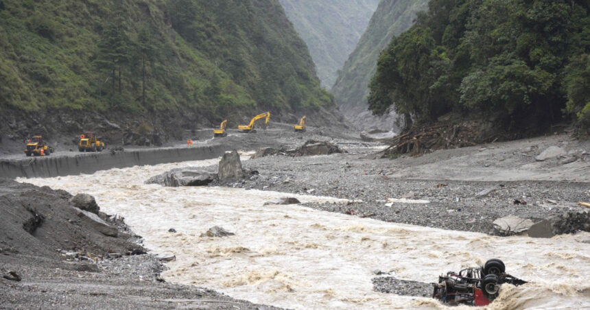 alerta la granita dintre china si nepal lacul format dupa prabusirea unui ghetar a inceput sa se reverse salvatorii au fost retrasi 6a9131c13a374