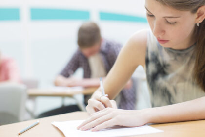 bacalaureat 2026 sesiunea de toamna peste 33 000 de candidati sustin probele scrise la ce ora este programat primul examen 6a75e124d143c