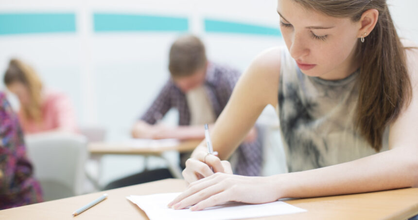 bacalaureat 2026 sesiunea de toamna peste 33 000 de candidati sustin probele scrise la ce ora este programat primul examen 6a75e124d143c