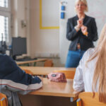 bursele sociale ale elevilor ar putea sa nu mai fie platite in vacante schimbarea propusa de ministerul educatiei pentru 2026 2027 6a85a89ac9cb7