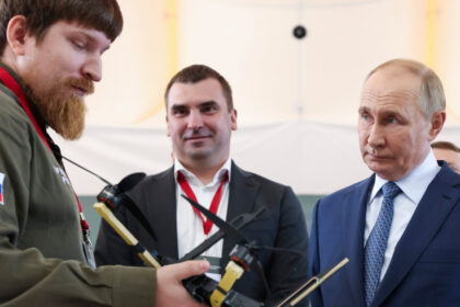 directorul unei fabrici de drone din rusia ranit grav in explozia unei masini la ekaterinburg medicii lupta pentru a i salva viata 6a73452bcaa4d