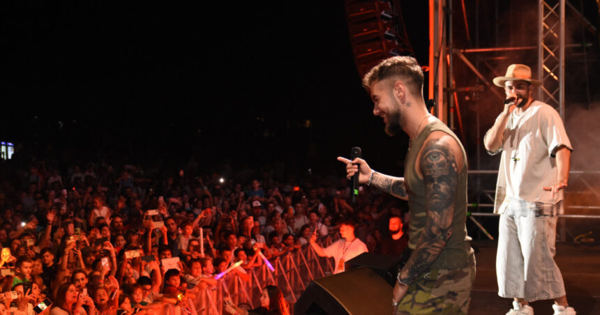 distractie la inaltime la big little festival un dj pune muzica de pe acoperis 6a84144ac1119