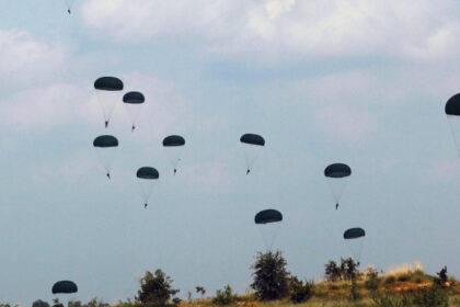 doi militari din fortele pentru operatii speciale raniti in timpul unui exercitiu de parasutare ce s a petrecut dupa saltul din avion 6a9065cf96b9e