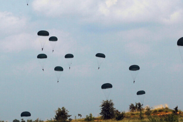 doi militari din fortele pentru operatii speciale raniti in timpul unui exercitiu de parasutare ce s a petrecut dupa saltul din avion 6a9065cf96b9e