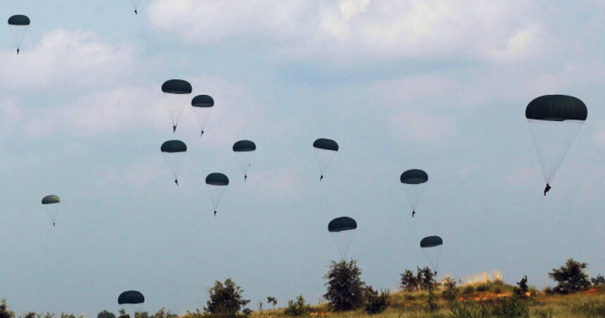 doi militari din fortele pentru operatii speciale raniti in timpul unui exercitiu de parasutare ce s a petrecut dupa saltul din avion 6a9065cf96b9e
