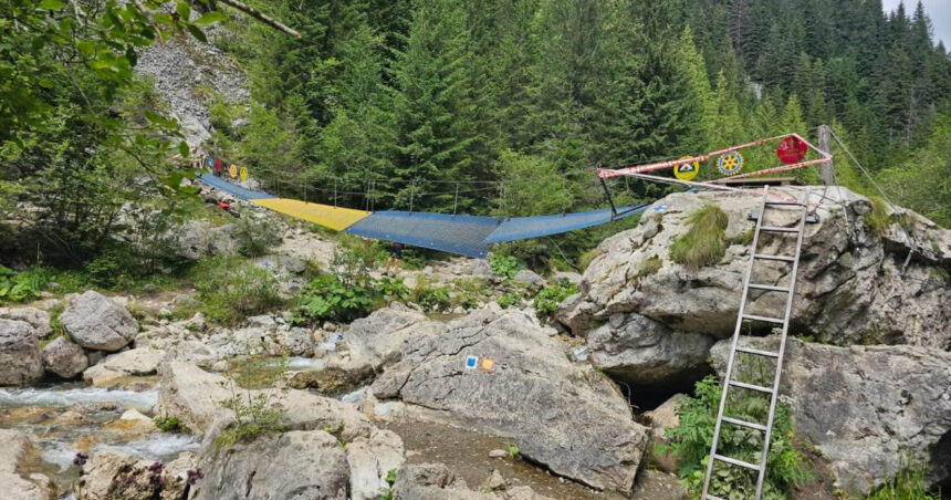 foto accesul catre lacul scropoasa si cascada 7 izvoare din muntii bucegi intrerupt din cauza ruperii unui pod avertismentul salvamont 6a81fa645e6e3