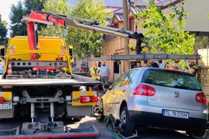 foto video incident pe o strada din constanta un autoturism a cazut intr o groapa formata dupa surparea asfaltului 6a7abf1723f1e
