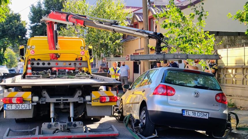 foto video incident pe o strada din constanta un autoturism a cazut intr o groapa formata dupa surparea asfaltului 6a7abf1723f1e