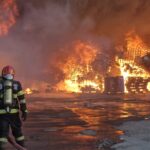 galerie foto incendiul de de lumina lichidat dupa 12 ore mai multe anchete au fost deschise pentru stabilirea cauzelor si pentru poluare 6a7d7726123c1
