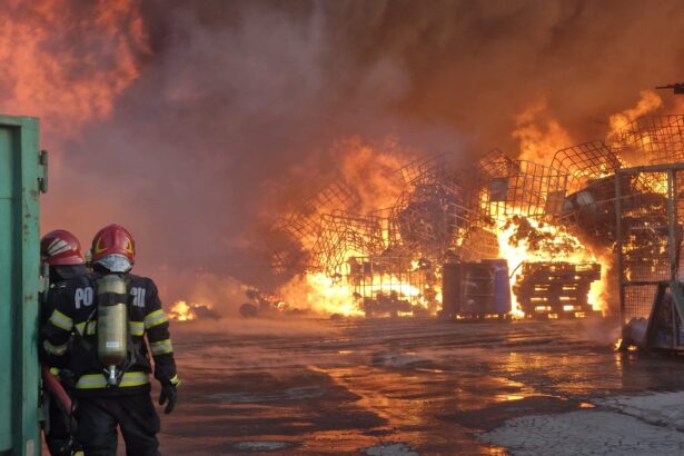 galerie foto incendiul de de lumina lichidat dupa 12 ore mai multe anchete au fost deschise pentru stabilirea cauzelor si pentru poluare 6a7d7726123c1