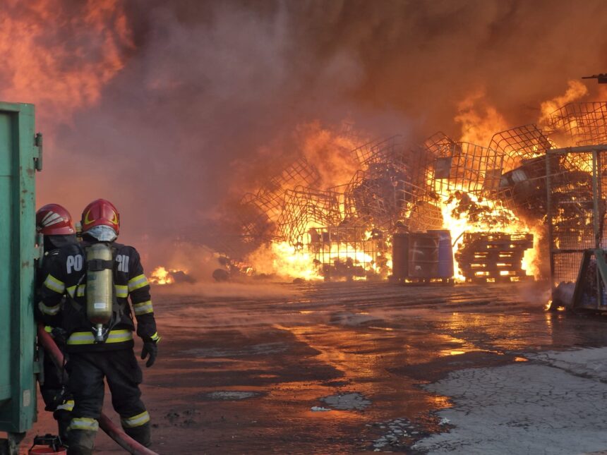 galerie foto incendiul de de lumina lichidat dupa 12 ore mai multe anchete au fost deschise pentru stabilirea cauzelor si pentru poluare 6a7d7726123c1