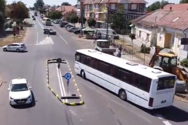 imagini virale sensul giratoriu oval prin care autobuzele nu reusesc sa treaca din prima reactia primariei care a platit lucrarea 6a79e02fab111