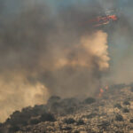 incendii pe insula greceasca salamina doi morti sute de oameni evacuati vantul puternic contribuie la extinderea rapida a focurilor 6a81efd960117