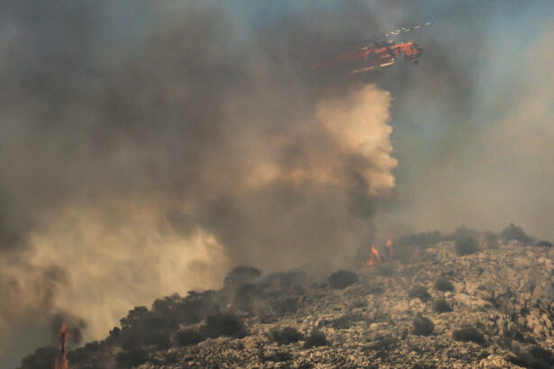 incendii pe insula greceasca salamina doi morti sute de oameni evacuati vantul puternic contribuie la extinderea rapida a focurilor 6a81efd960117
