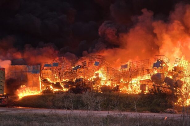 incendiu urias la lumina au venit in sprijin pompieri din alte trei judete primaria lumina proprietarul fabricii aici se termina tot 6a7cffa459496