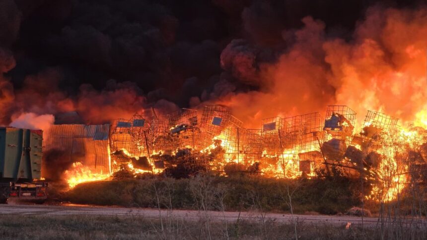 incendiu urias la lumina au venit in sprijin pompieri din alte trei judete primaria lumina proprietarul fabricii aici se termina tot 6a7cffa459496