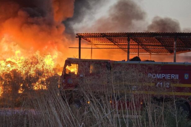 incendiul de de lumina lichidat dupa 12 ore mai multe anchete au fost deschise pentru stabilirea cauzelor si pentru poluare 6a7d7010946df