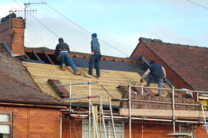 mesteri care lasau case fara acoperis si apoi cereau sume uriase proprietarilor pentru lucrari trei barbati trimisi in judecata 6a75ba7b274d6