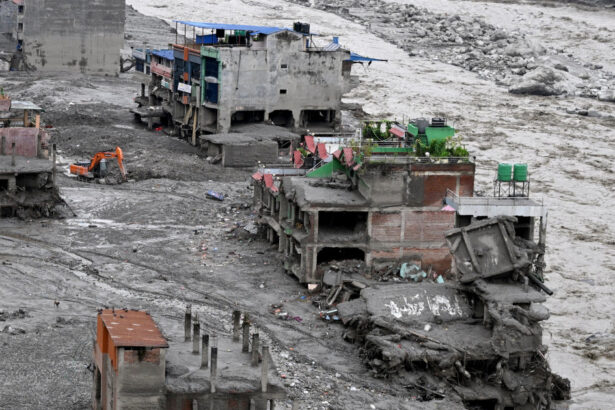 mii de oameni sunt inca dati disparuti dupa inundatiile devastatoare din nepal bilantul provizoriu a ajuns la peste 900 de morti 6a951baa36640