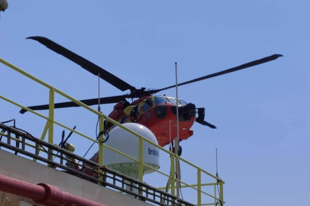 misiune in premiera anuntata de raed arafat un elicopter black hawk a evacuat un ranit de pe o nava aflata in largul marii negre 6a7228682e616
