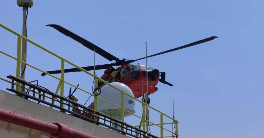 misiune in premiera anuntata de raed arafat un elicopter black hawk a evacuat un ranit de pe o nava aflata in largul marii negre 6a7228682e616