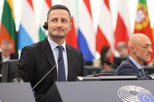 nicu stefanuta critica tacerea politicienilor si reactia lui nicusor dan in cazul pahontu un scuipat pe memoria victimelor 6a915bec137af