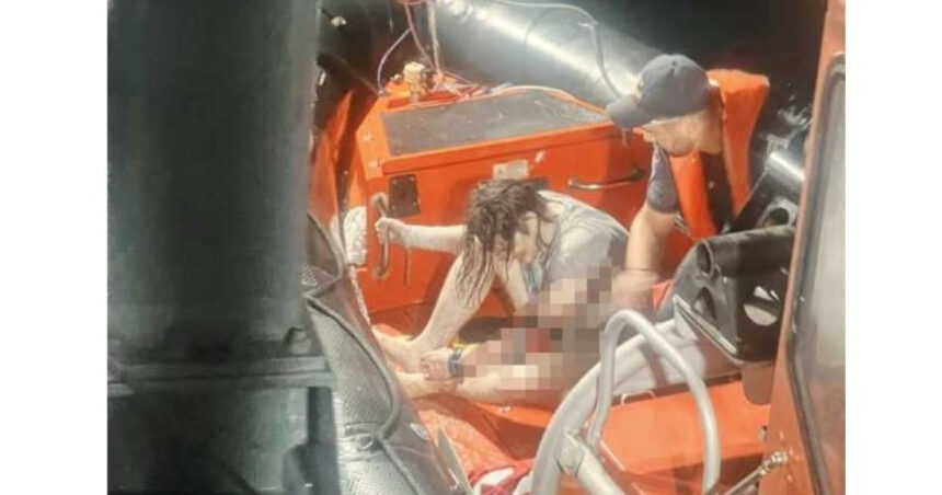 o nava a luat foc si s a scufundat in marea neagra 12 oameni au fost salvati nicusor dan a fost lovita 6a909380e4d71