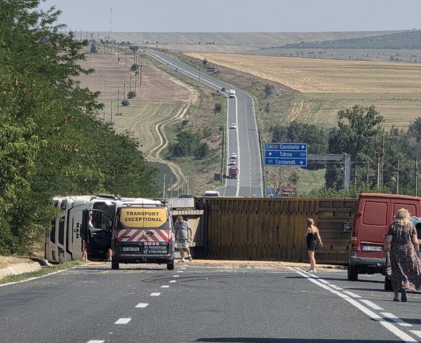 oficial de la ipj constanta despre autocamionul rasturnat pe dn 2a a explodat un pneu soferul a fost scos inconstient din cabina 6a74bb2845e2b