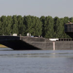 patru barje incarcate cu roca vor fi scufundate astazi in dunare pentru a creste debitul apei spre centrala de la cernavoda 6a72df4a3fe17