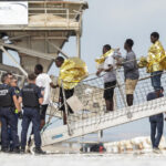 peste 150 de migranti au fost salvati de pe un vas care a luat foc in canalul manecii 6a720c44ac705