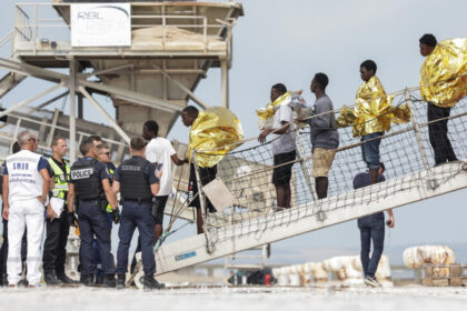 peste 150 de migranti au fost salvati de pe un vas care a luat foc in canalul manecii 6a720c44ac705