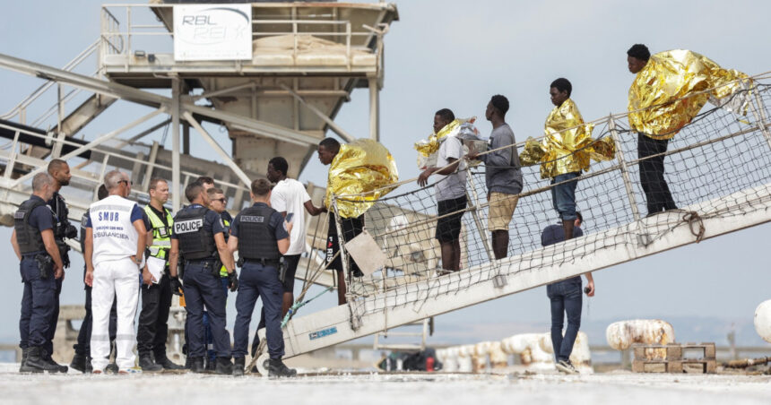 peste 150 de migranti au fost salvati de pe un vas care a luat foc in canalul manecii 6a720c44ac705