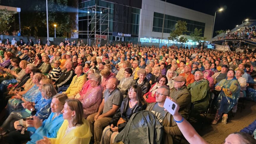ploaia a intrerupt cea de a doua seara a festivalului mamaia dar concursul continua spectacolul traditia ne uneste a fost reprogramat 6a91612dbf59c