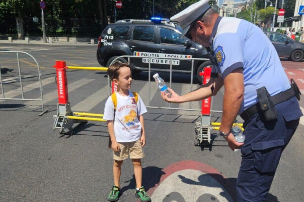 politistii locali din bucuresti au distribuit oamenilor sticle cu apa pe strada indemnul autoritatilor pentru locuitorii capitalei 6a8af21a662b7