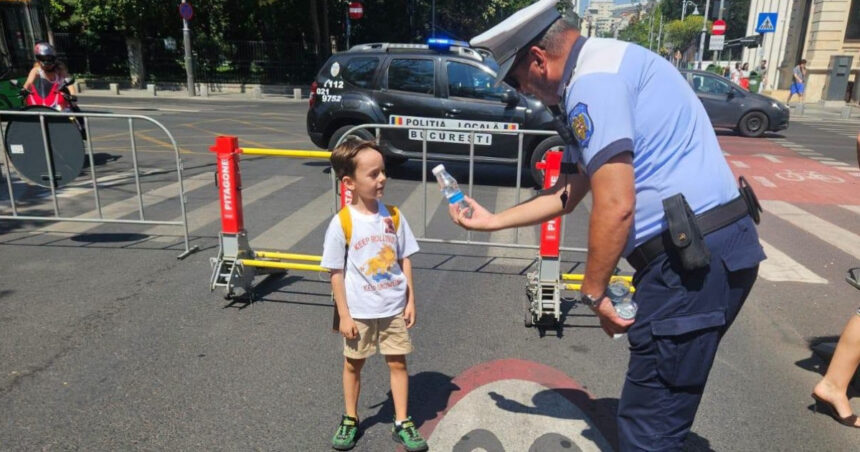 politistii locali din bucuresti au distribuit oamenilor sticle cu apa pe strada indemnul autoritatilor pentru locuitorii capitalei 6a8af21a662b7