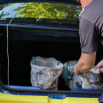 taximetrist din bucuresti prins in timp ce vindea materiale pirotehnice suporterilor israelieni pentru meciul de la ploiesti 6a73960a3a3b5