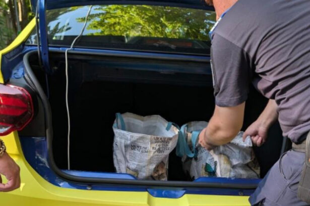 taximetrist din bucuresti prins in timp ce vindea materiale pirotehnice suporterilor israelieni pentru meciul de la ploiesti 6a73960a3a3b5
