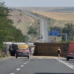 trafic blocat pe dn2a dupa ce un tir incarcat cu cereale s a rasturnat la iesire din harsova 6a748a03674aa