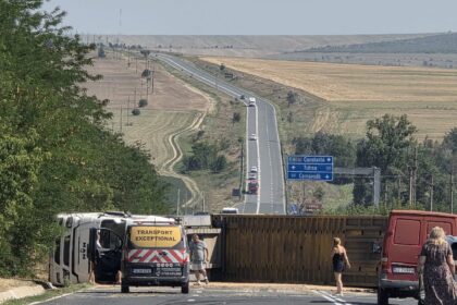 trafic blocat pe dn2a dupa ce un tir incarcat cu cereale s a rasturnat la iesire din harsova 6a748a03674aa