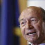 traian basescu avem demonstratia ca daca e vorba de furat se solidarizeaza politicienii cu cetatenii legea salarizarii e oglinda 6a8f4dd094b0e