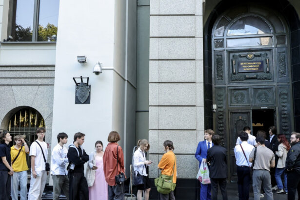 unicul partid de opozitie din rusia amenintat cu excluderea din alegeri sute de rusi s au adunat la curtea suprema pentru sustinere 6a79b6074c4a8
