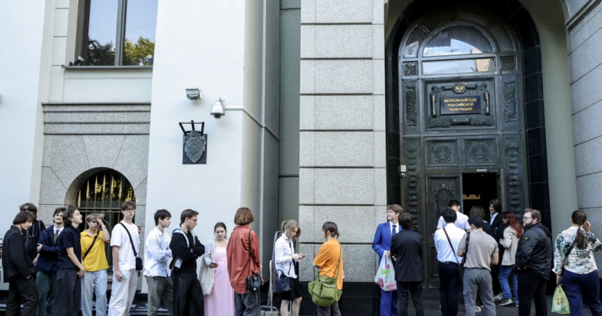 unicul partid de opozitie din rusia amenintat cu excluderea din alegeri sute de rusi s au adunat la curtea suprema pentru sustinere 6a79b6074c4a8