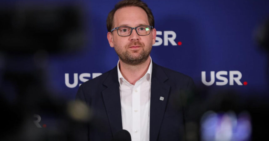 usr intra in sedinta dupa decizia ccr partidul urmeaza sa reconfirme sustinerea lui dominic fritz 6a85b6cc05735