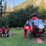 video accident grav in masivul ceahlau un turist a cazut in gol 30 de metri a fost chemat elicopterul smurd 6a8ab2d2ee8fe