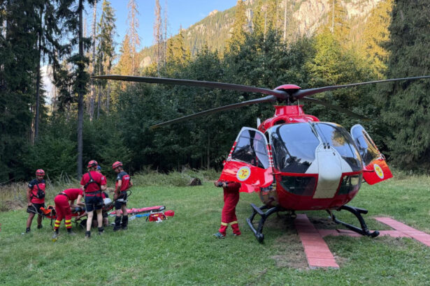 video accident grav in masivul ceahlau un turist a cazut in gol 30 de metri a fost chemat elicopterul smurd 6a8ab2d2ee8fe