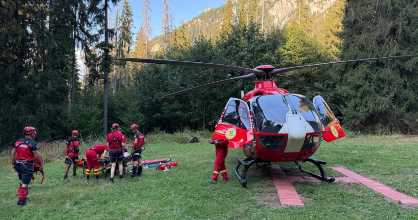 video accident grav in masivul ceahlau un turist a cazut in gol 30 de metri a fost chemat elicopterul smurd 6a8ab2d2ee8fe