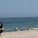 video alerta pe o plaja din mamaia dupa ce a fost observat un obiect suspect isu si politia au izolat perimetrul 6a734c3472a7a