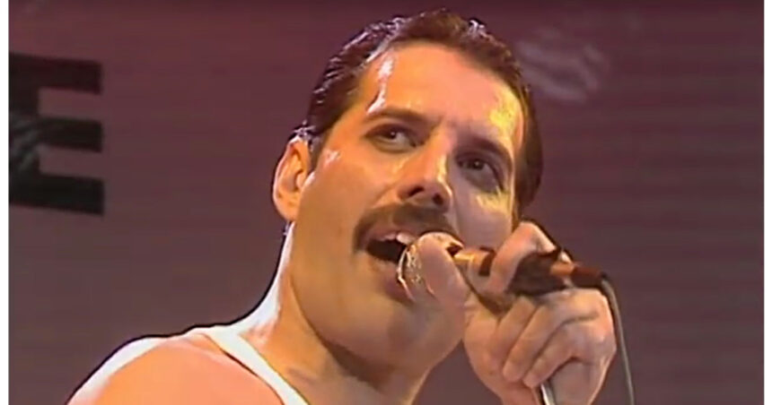 video costumele legendare ale lui freddie mercury expuse la londra tinute care au facut istorie 6a8eff3a07681